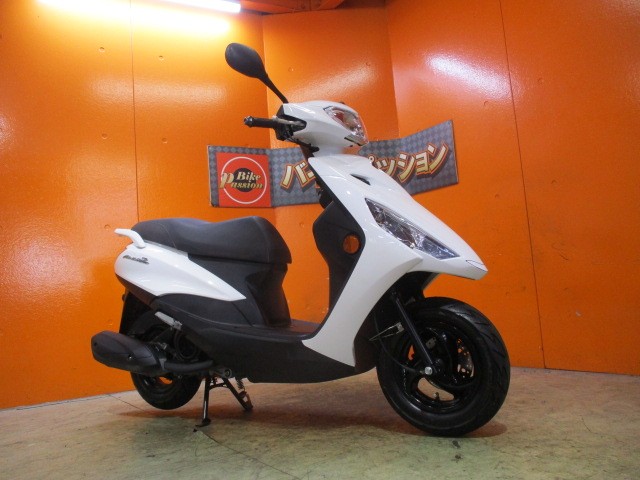 綺麗なホワイトメタリックのアクシスＺが入荷！真剣に購入を希望の方は０９０４４１８５３３２小西まで！！